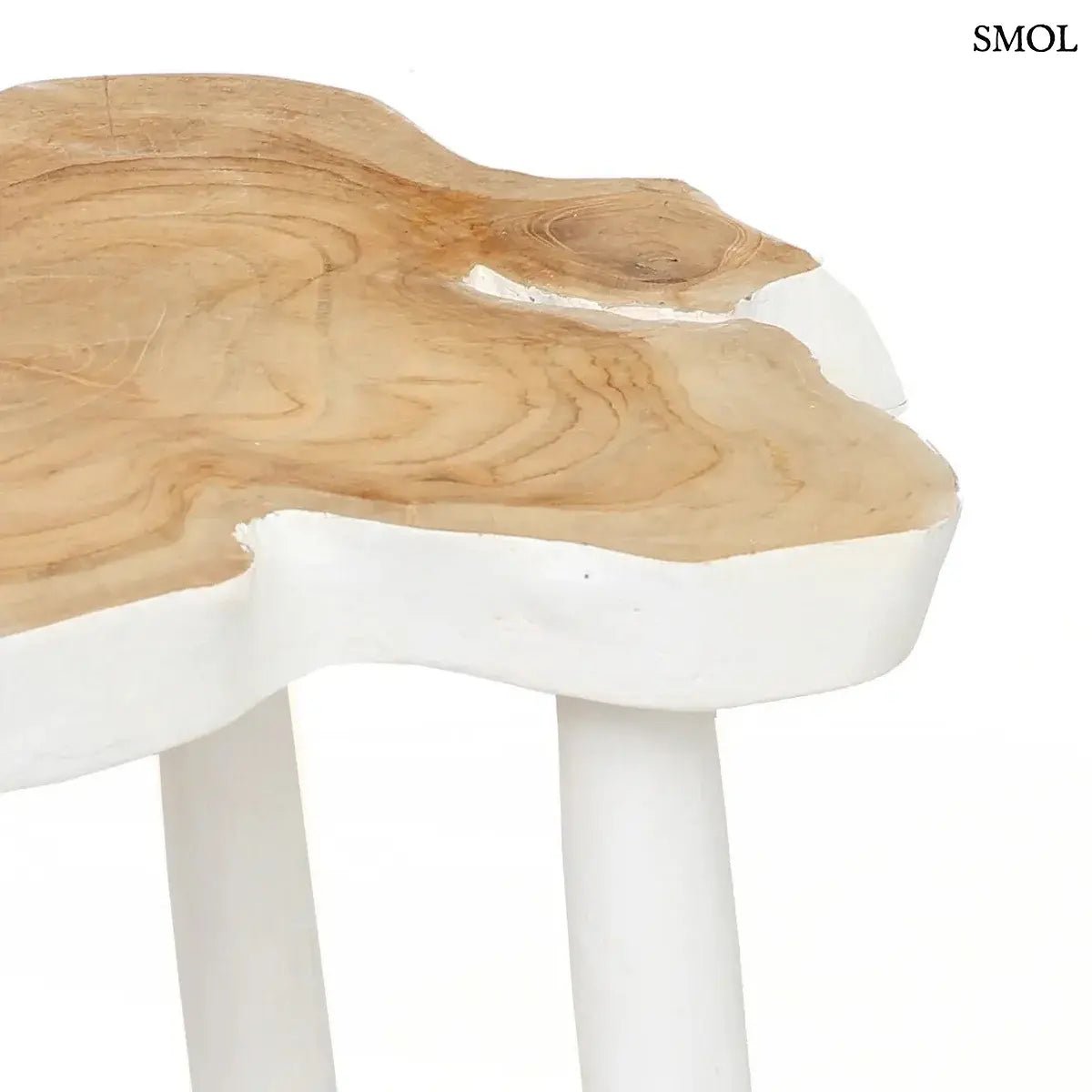 Háromlábú organikus teakfa lerakóasztal natúr fa tetővel és fehér lábakkal, bohém stílusban, oldalról