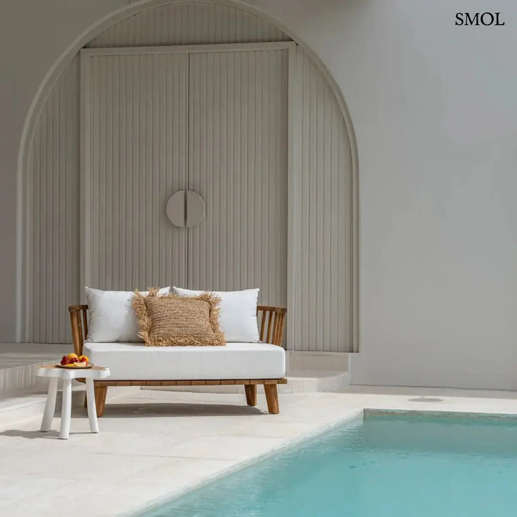 Háromlábú organikus teakfa lerakóasztal natúr fa tetővel és fehér lábakkal, bohém stílusban, medencénél