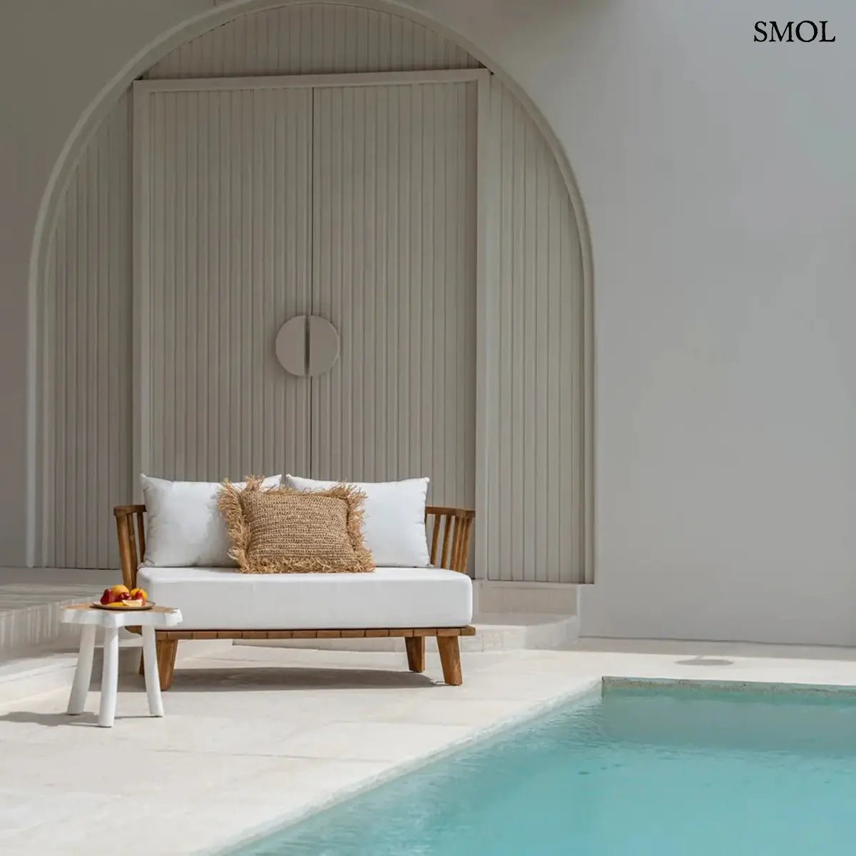 Háromlábú organikus teakfa lerakóasztal natúr fa tetővel és fehér lábakkal, bohém stílusban, medencénél