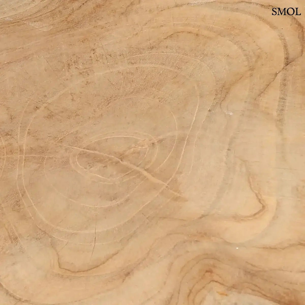 Háromlábú organikus teakfa lerakóasztal natúr fa tetővel és fehér lábakkal, bohém stílusban, asztallap nagyítva