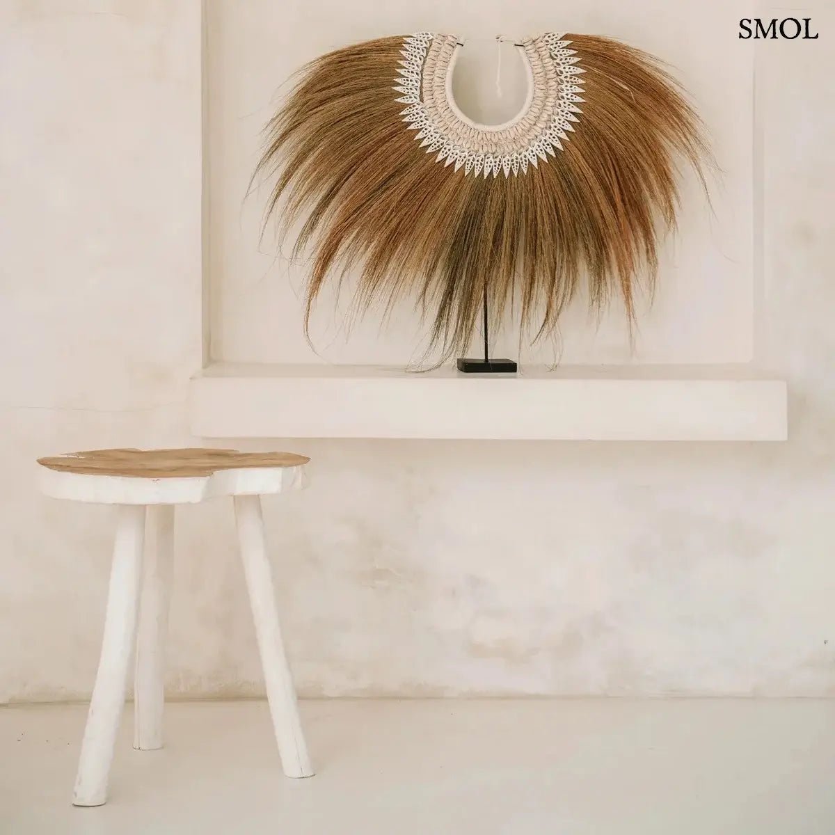 Háromlábú organikus teakfa lerakóasztal natúr fa tetővel és fehér lábakkal, bohém stílusban, kagylós dísszel