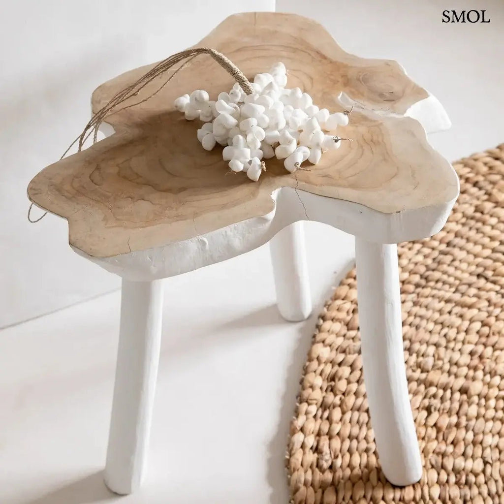 Háromlábú organikus teakfa lerakóasztal natúr fa tetővel és fehér lábakkal, bohém stílusban, nappaliban, függődísszel