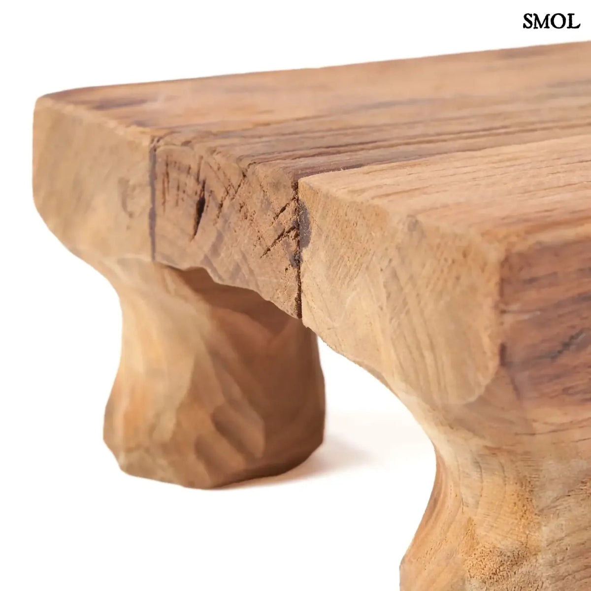 Kézzel faragott, natúr teakfa tálca masszív, rusztikus lábakkal oldalról nagyítva