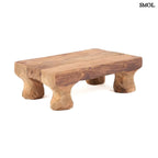 Kézzel faragott, natúr teakfa tálca masszív, rusztikus lábakkal ferdén