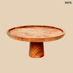 teakfa tortatál magasított talppal, natúr színben natúr háttérrel