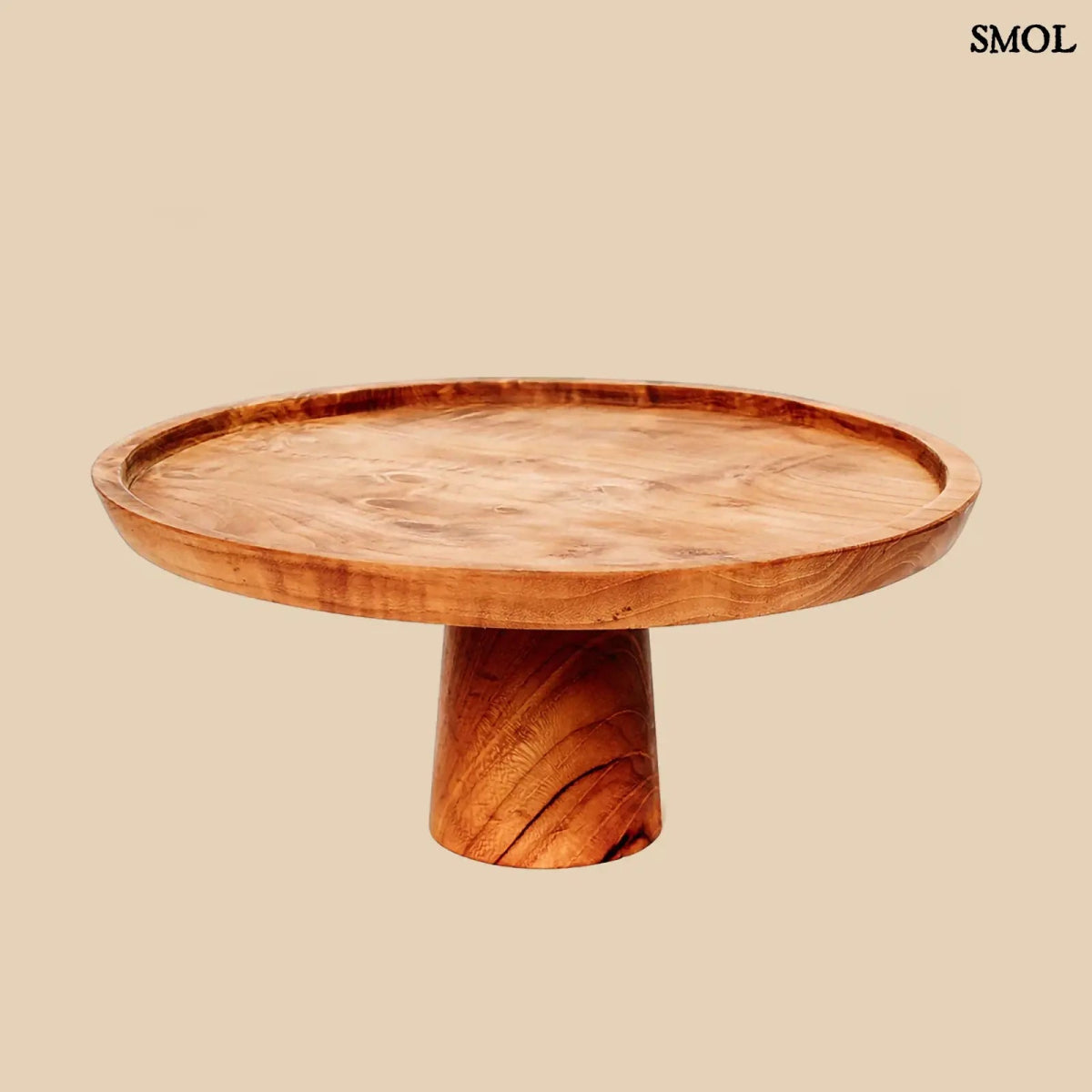 teakfa tortatál magasított talppal, natúr színben natúr háttérrel