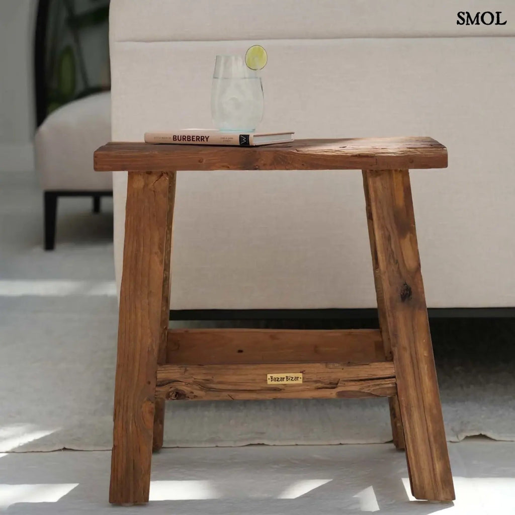 Teakfa ülőke Fab Rustic, natúr, rusztikus nappaliban, könyvvel