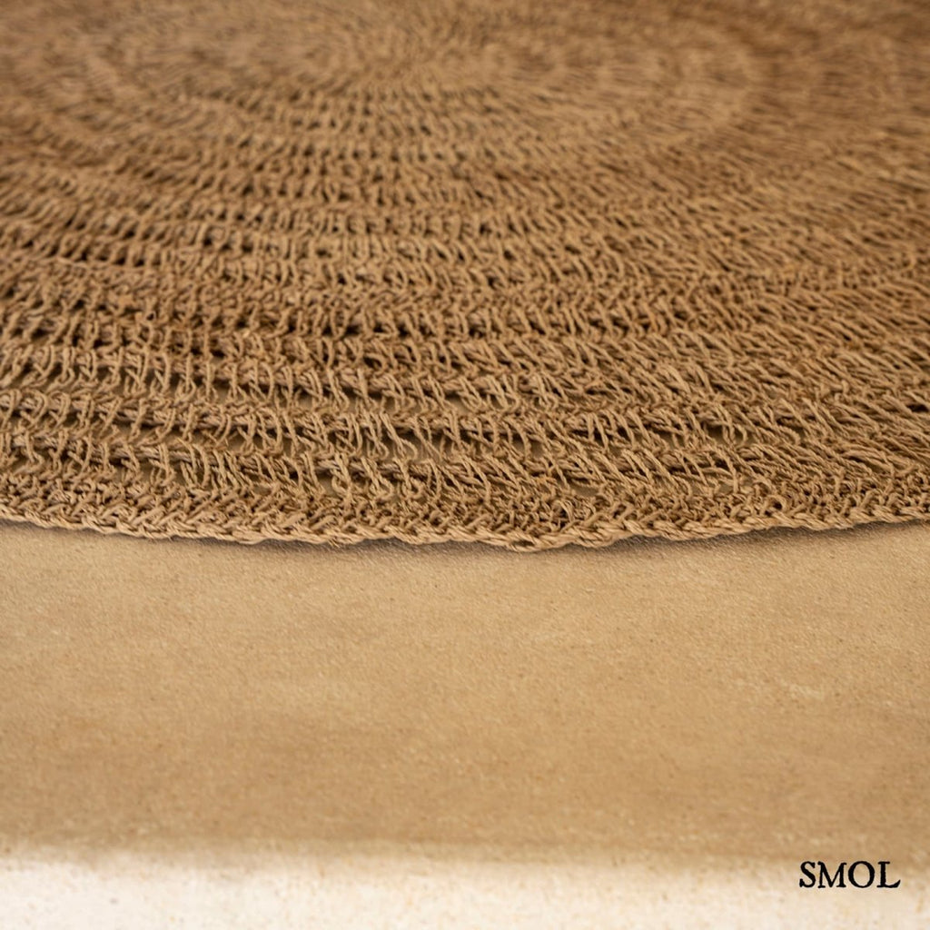 Kézzel készült kerek tengerifű szőnyeg (100 cm), natúr szövés, oldalról nagyítva