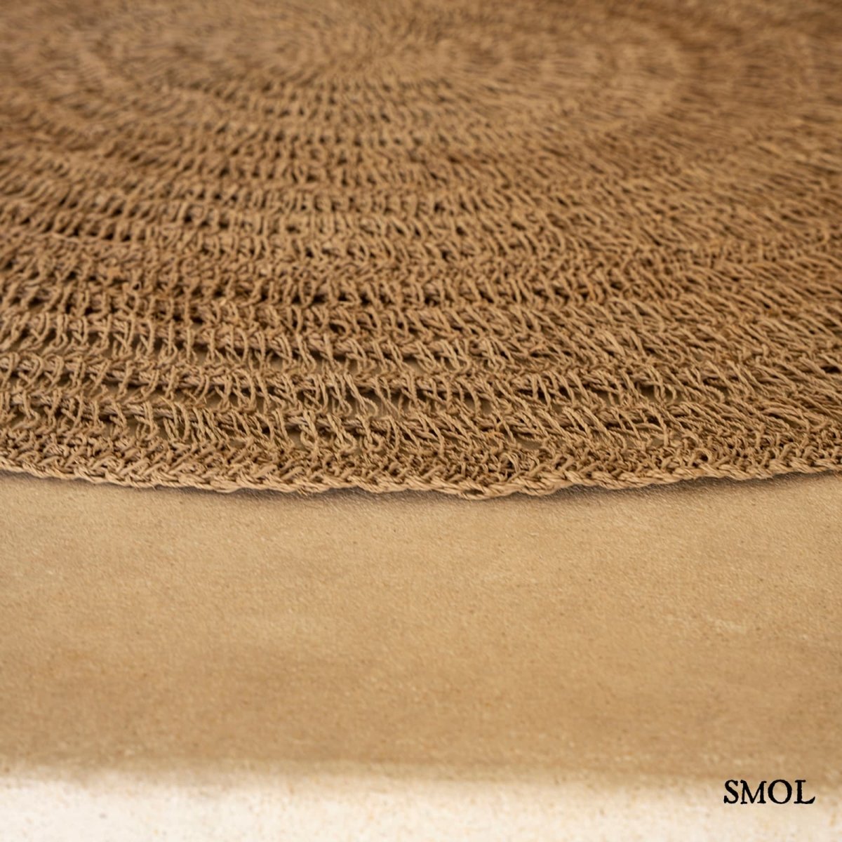 Kézzel készült kerek tengerifű szőnyeg (100 cm), natúr szövés, oldalról nagyítva