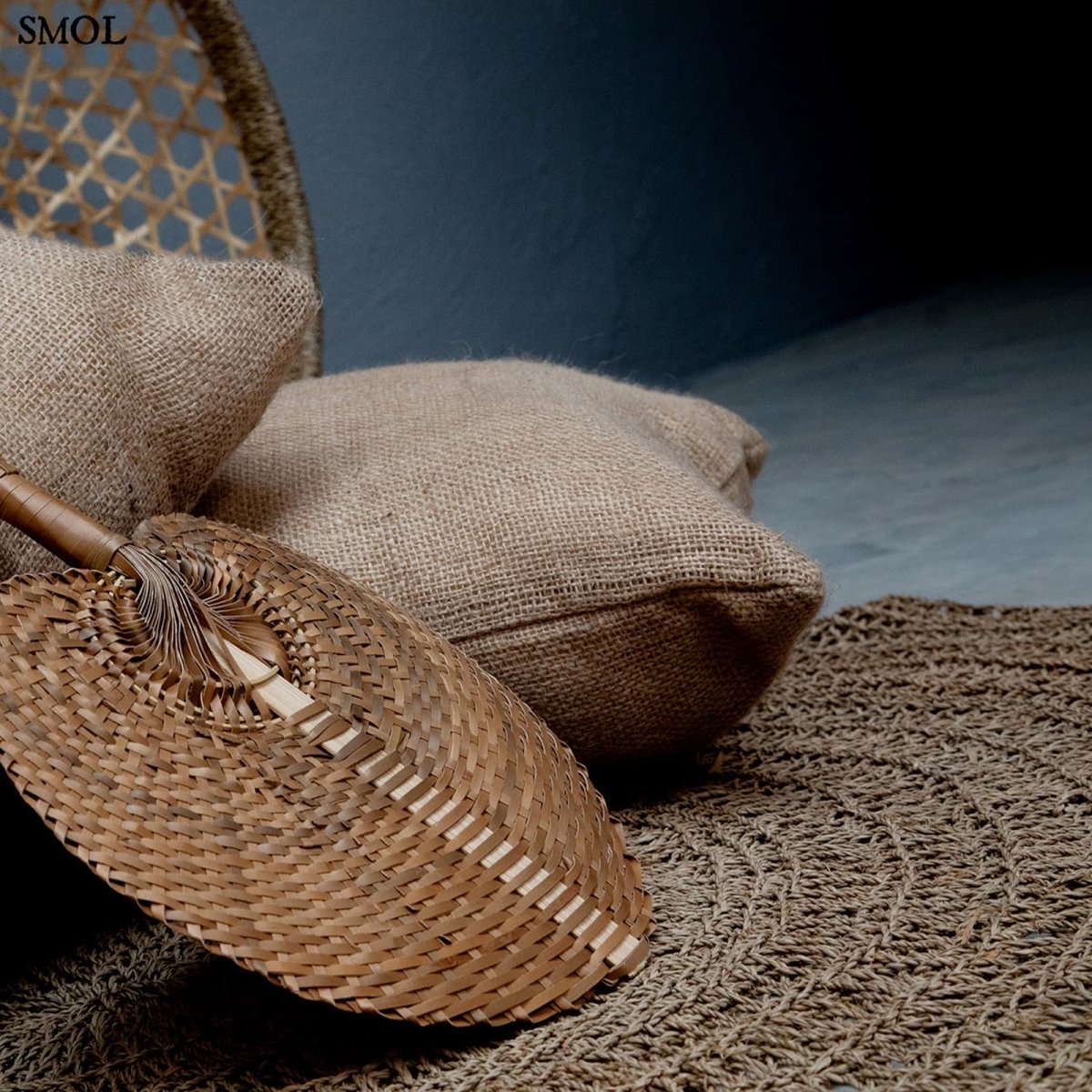 Kézzel készült kerek tengerifű szőnyeg (100 cm), natúr szövés, párnákkal