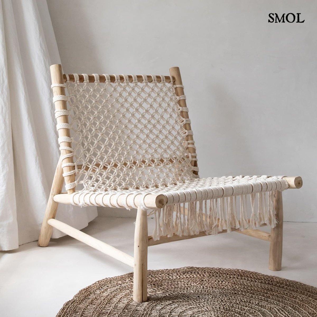 Kézzel készült kerek tengerifű szőnyeg (100 cm), natúr szövés, fotellel