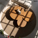 Natúr tengerifű szőnyeg érdes, szövött felülettel, nappaliban, felülről