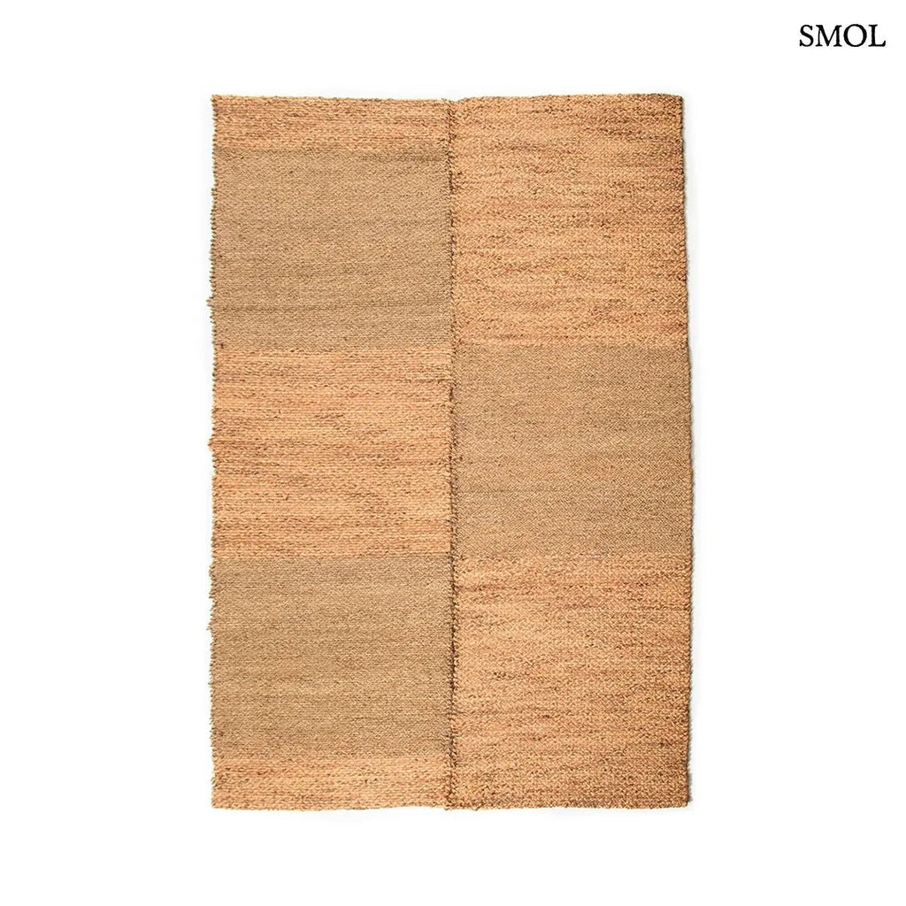 Kézzel szőtt, kockás mintázatú natúr tengerifű szőnyeg XL méretben, fehér háttérrel