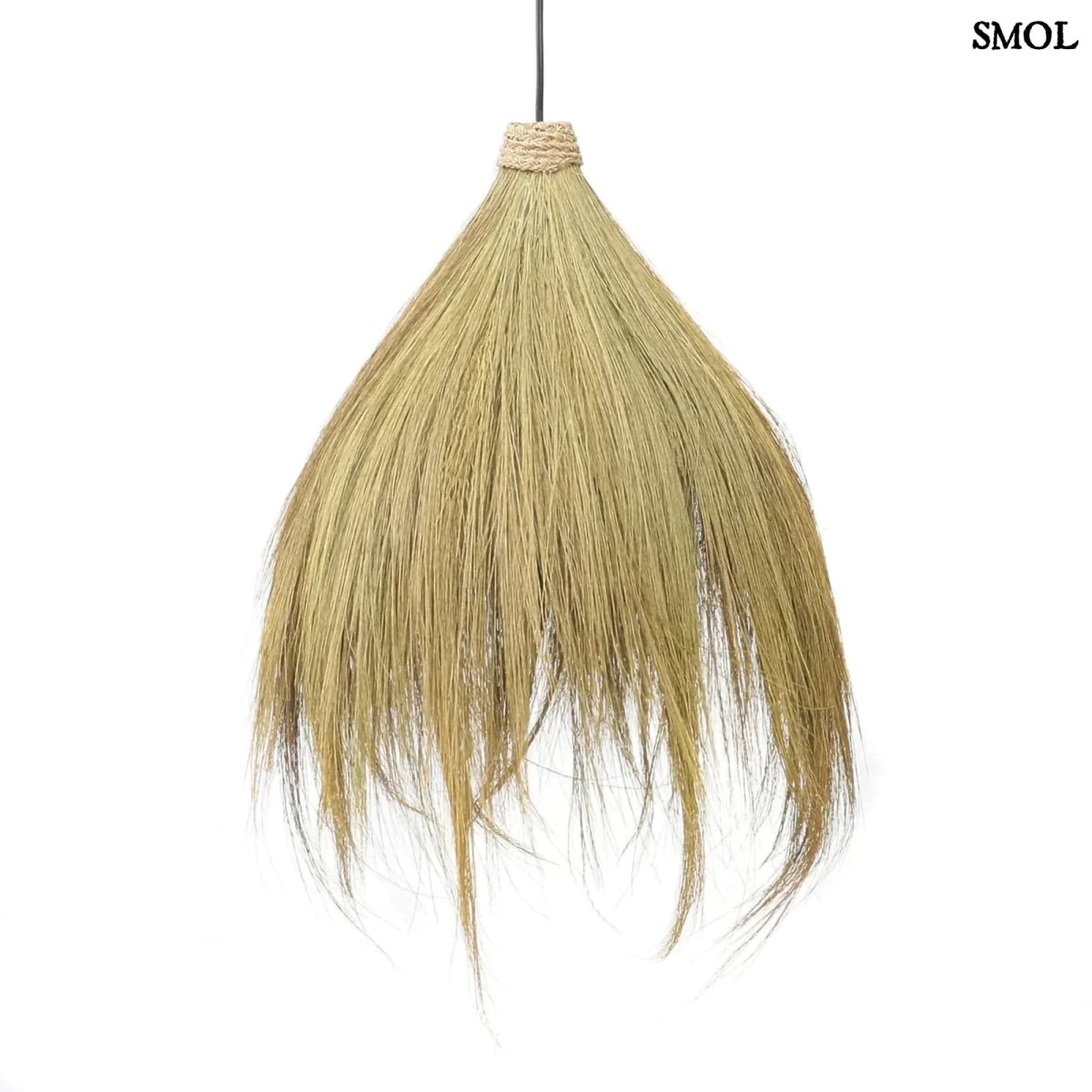 Természetes Függőlámpaernyő natúr Rayung HUT fűből kézzel készítve, légies designnal, fehér háttérrel