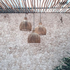 55 cm átmérőjű kézzel fonott rattan függőlámpaernyő természetes színben három fellógatva