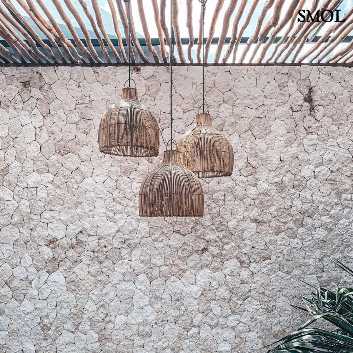 55 cm átmérőjű kézzel fonott rattan függőlámpaernyő természetes színben három fellógatva