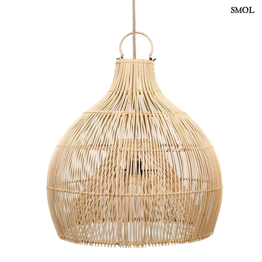 55 cm átmérőjű kézzel fonott rattan függőlámpaernyő természetes színben fehér háttérrel