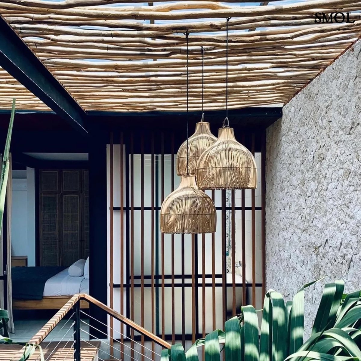 55 cm átmérőjű kézzel fonott rattan függőlámpaernyő természetes színben teraszon