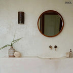 Beton hatású dekor váza kézzel szőtt rattan díszítéssel és rusztikus terracotta felülettel, fürdőszobában