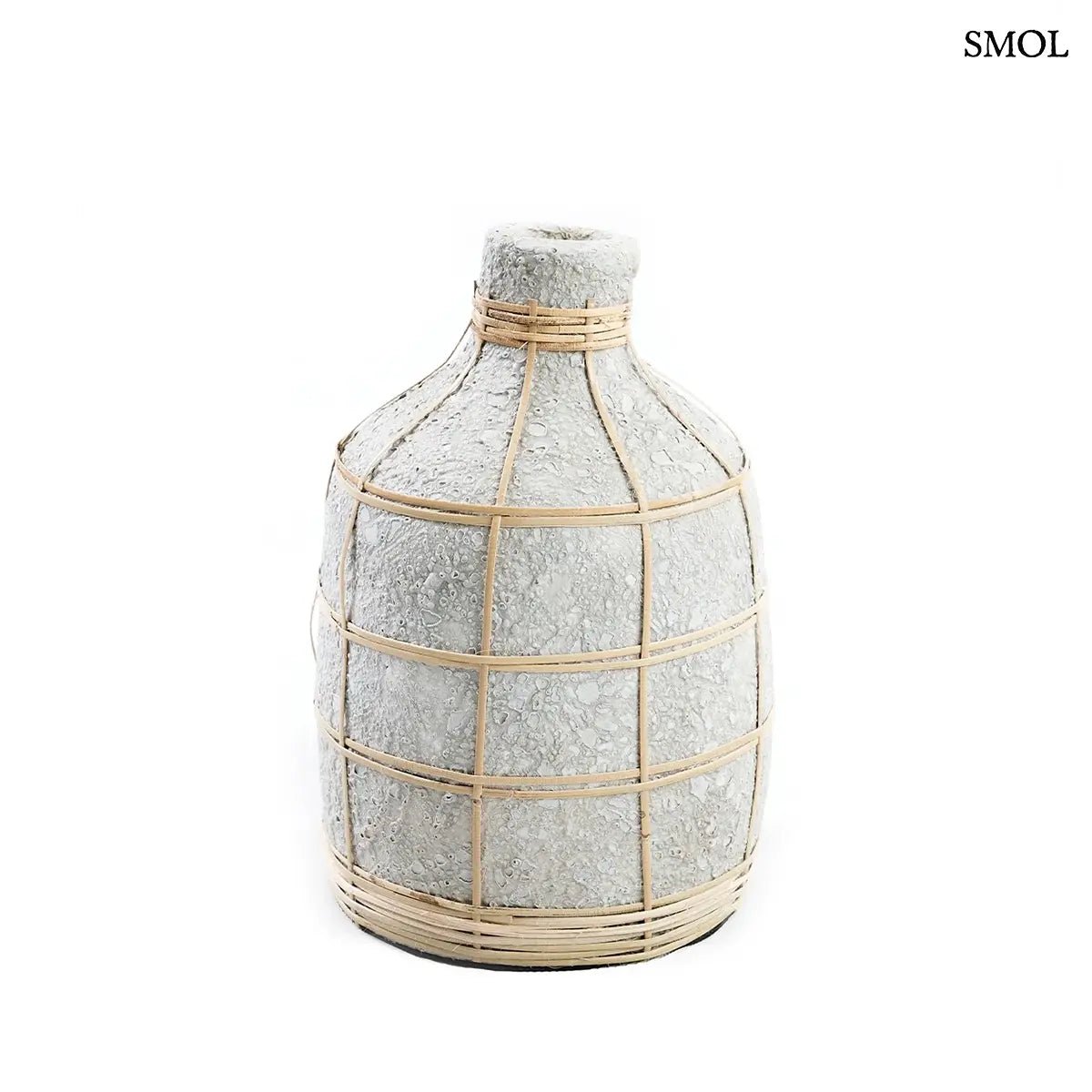 Rusztikus beton hatású dekor váza kézzel font rattan díszítéssel és egyedi textúrával, szárazvirágokhoz, fehér háttérrel