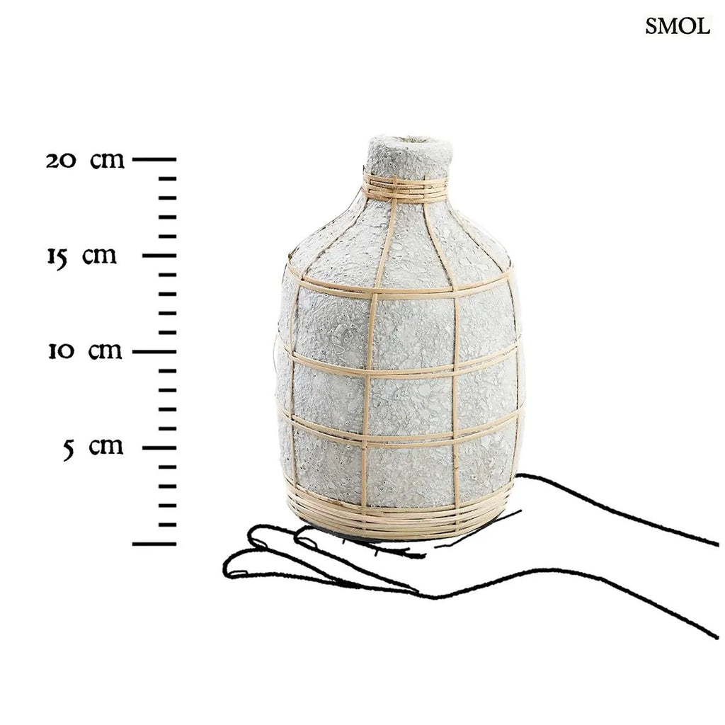 Rusztikus beton hatású dekor váza kézzel font rattan díszítéssel és egyedi textúrával, szárazvirágokhoz, méretarányosan