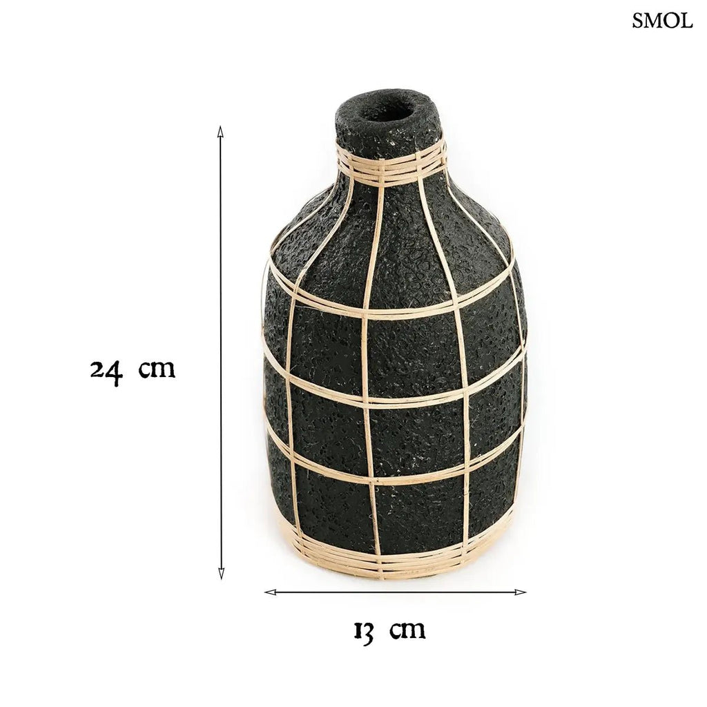 Terracotta váza fekete színben, natúr rattan fonással díszítve, méretekkel