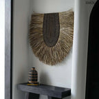 Terracotta váza fekete színben, natúr rattan fonással díszítve, konzolasztalon