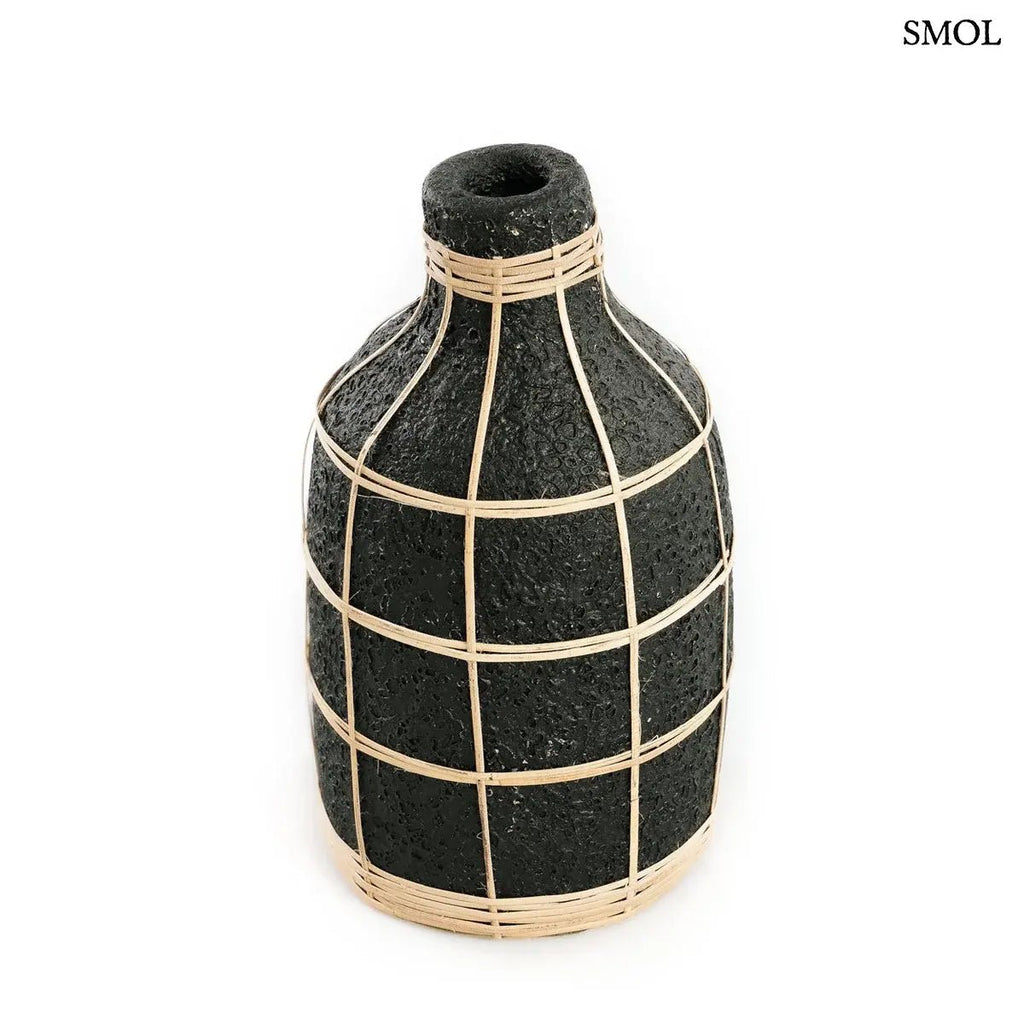 Terracotta váza fekete színben, natúr rattan fonással díszítve, fehér háttérrel
