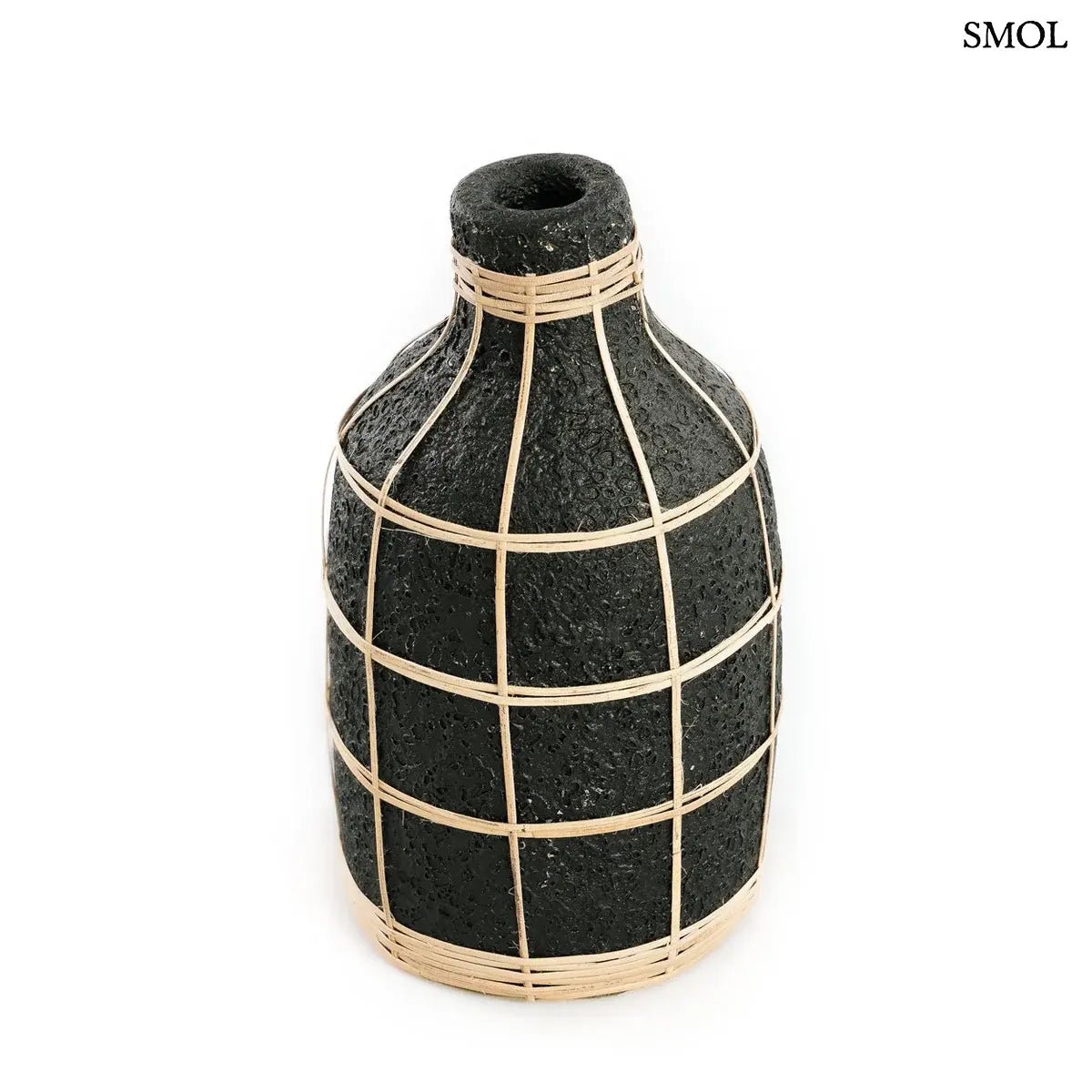 Terracotta váza fekete színben, natúr rattan fonással díszítve, fehér háttérrel