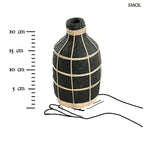 Terracotta váza fekete színben, natúr rattan fonással díszítve, méretarányosan