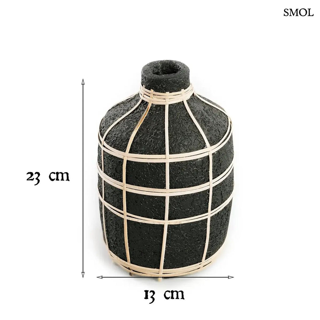 Fekete terracotta váza világos rattan fonattal, rusztikus textúrával, szárazvirágokhoz, méretekkel