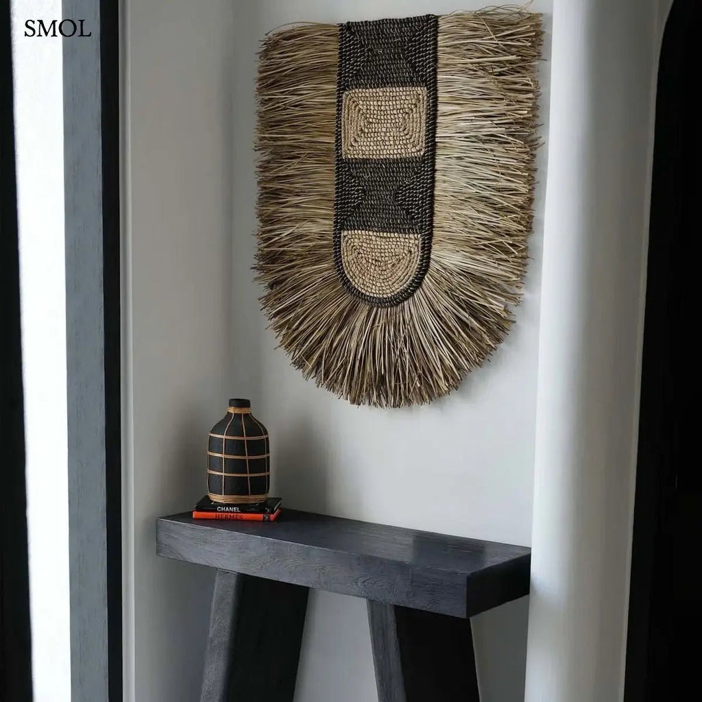 Fekete terracotta váza világos rattan fonattal, rusztikus textúrával, szárazvirágokhoz, konzolasztalon