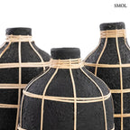 Fekete terracotta váza világos rattan fonattal, rusztikus textúrával, szárazvirágokhoz, felső rész nagyítva