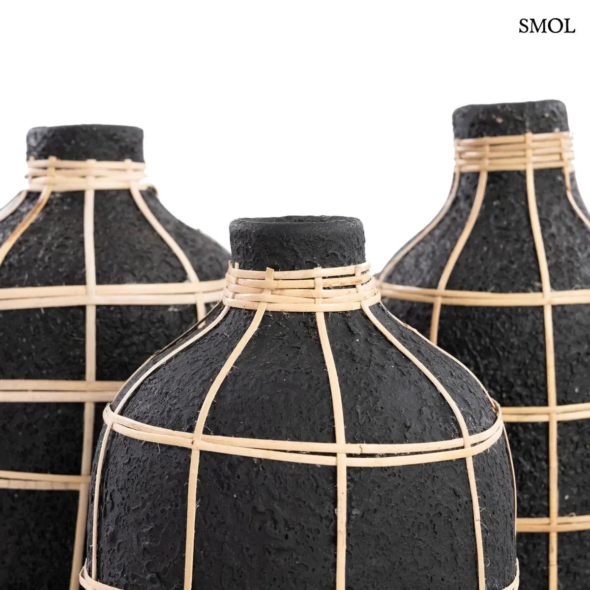 Fekete terracotta váza világos rattan fonattal, rusztikus textúrával, szárazvirágokhoz, felső rész nagyítva