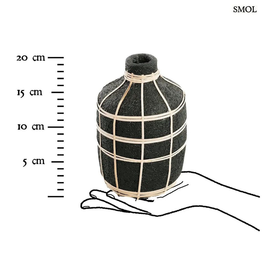 Fekete terracotta váza világos rattan fonattal, rusztikus textúrával, szárazvirágokhoz, méretarányosan