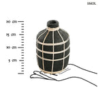 Fekete terracotta váza világos rattan fonattal, rusztikus textúrával, szárazvirágokhoz, méretarányosan