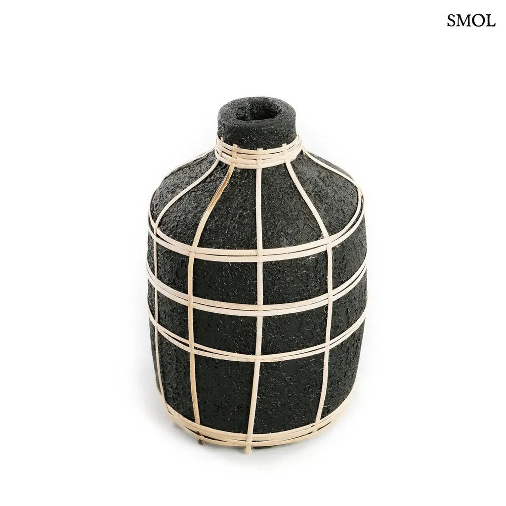 Fekete terracotta váza világos rattan fonattal, rusztikus textúrával, szárazvirágokhoz, fehér háttérrel