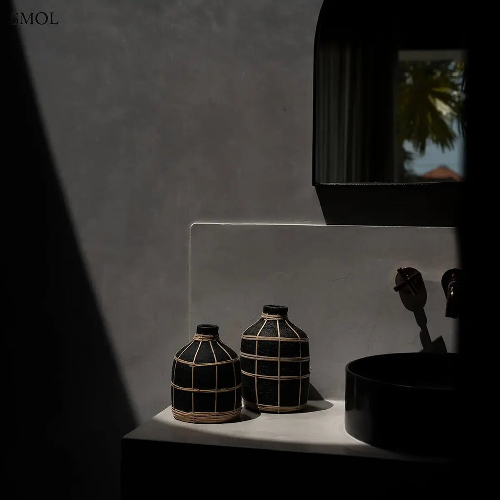 Fekete terracotta váza világos rattan fonattal, rusztikus textúrával, szárazvirágokhoz, két méretben, fürdőszobában