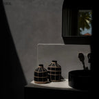 Fekete terracotta váza világos rattan fonattal, rusztikus textúrával, szárazvirágokhoz, két méretben, fürdőszobában