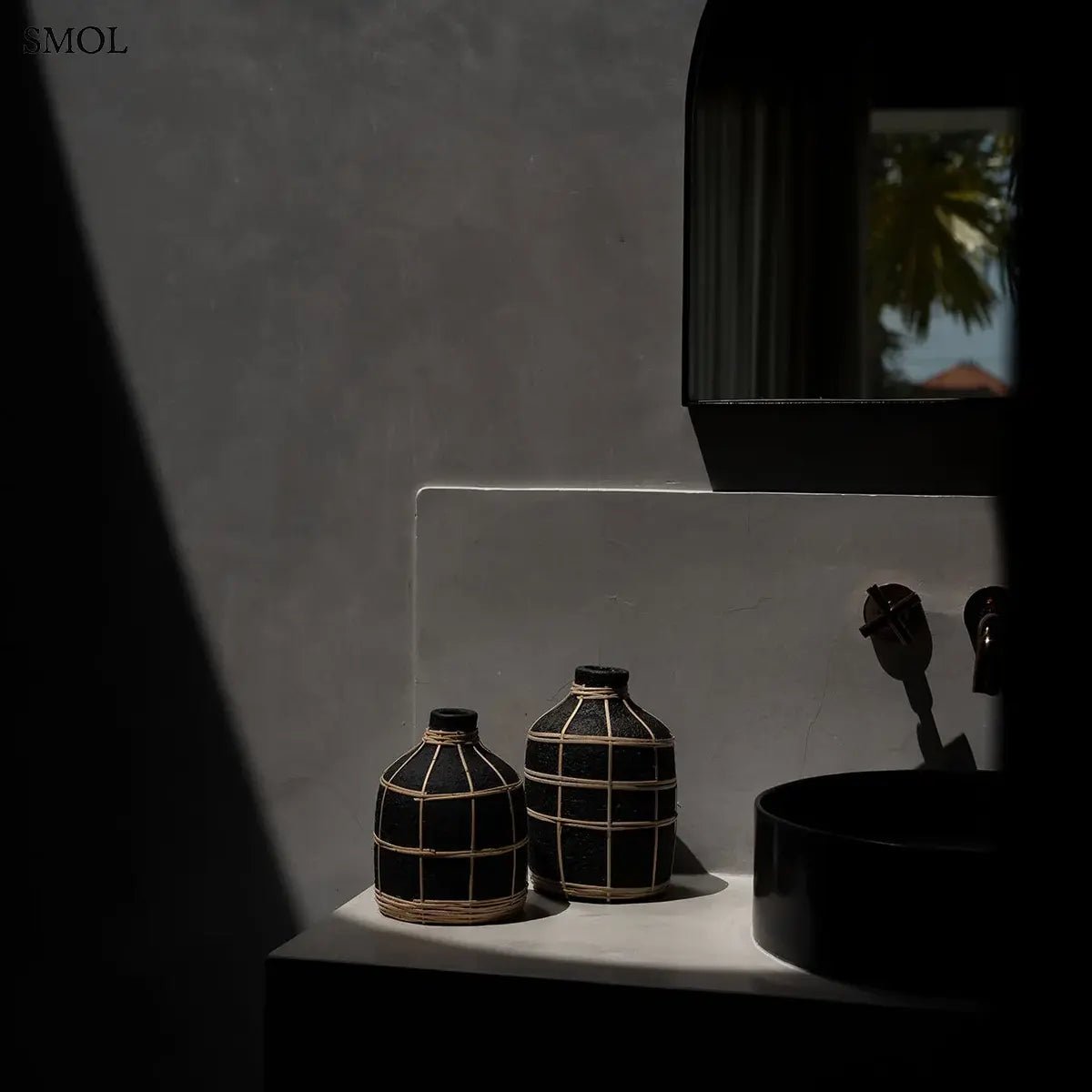 Fekete terracotta váza világos rattan fonattal, rusztikus textúrával, szárazvirágokhoz, két méretben, fürdőszobában