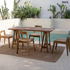 Natúr színű, újrahasznosított teakfából készült tömör fa étkezőszék egyszerű, modern dizájnnal teraszon, étkezőasztalnál több székkel