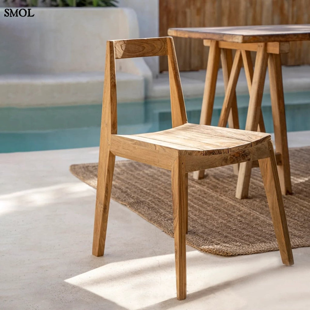 Natúr színű, újrahasznosított teakfából készült tömör fa étkezőszék egyszerű, modern dizájnnal teraszon