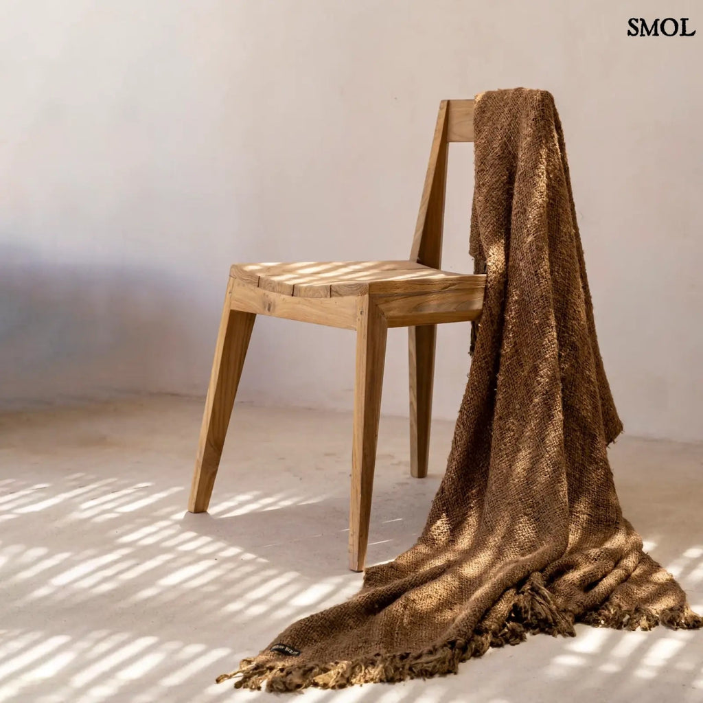 Natúr színű, újrahasznosított teakfából készült tömör fa étkezőszék egyszerű, modern dizájnnal barna pléddel