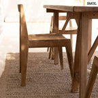 Natúr színű, újrahasznosított teakfából készült tömör fa étkezőszék egyszerű, modern dizájnnal étkezőasztalnál
