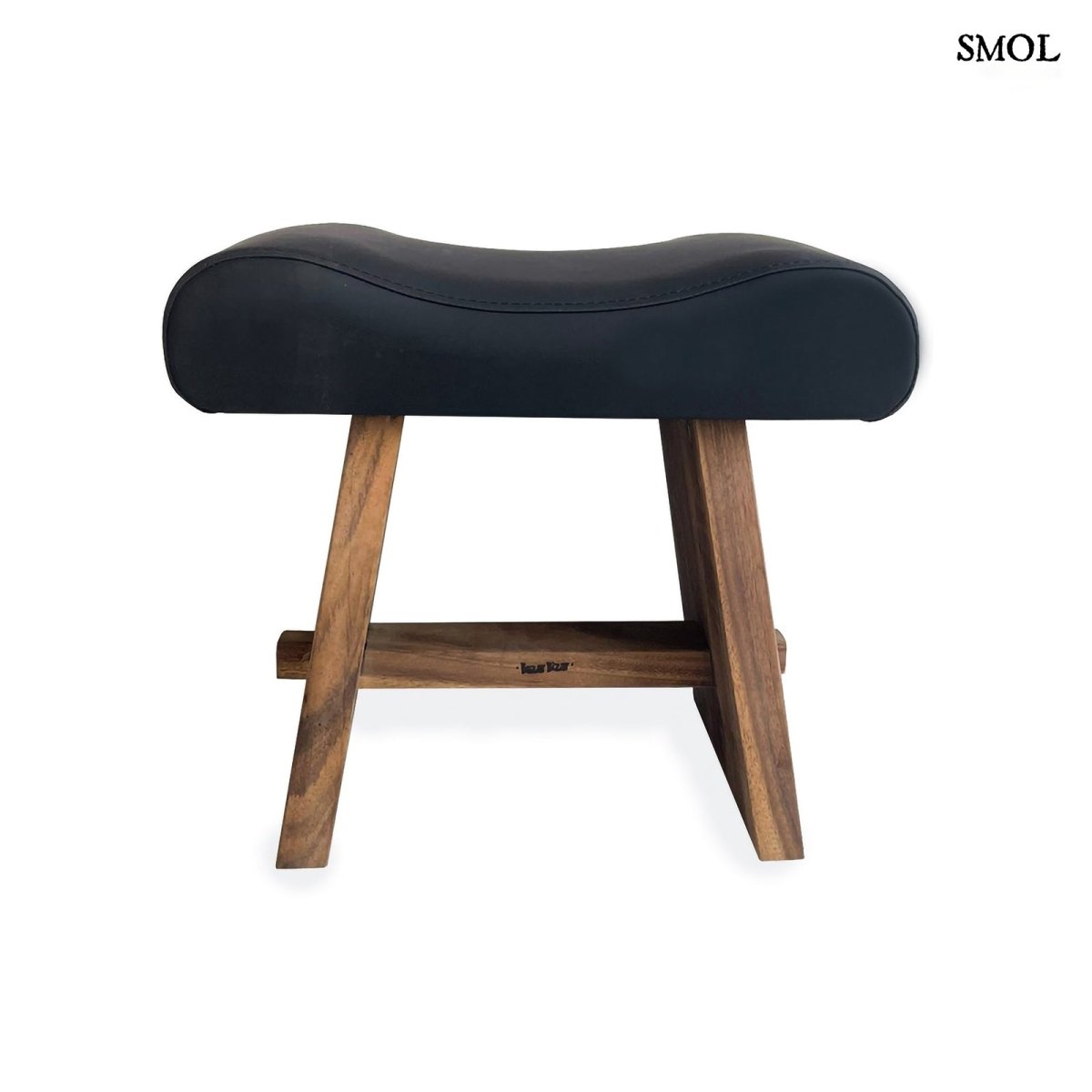 Suarfa vázas ülőke fekete bőr ülőfelülettel fehér háttérrel