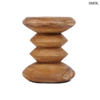 Hullámos formájú, kézzel készült tömör suar fa ülőke és lerakóasztal natúr színben, oldalról, fehér háttérrel