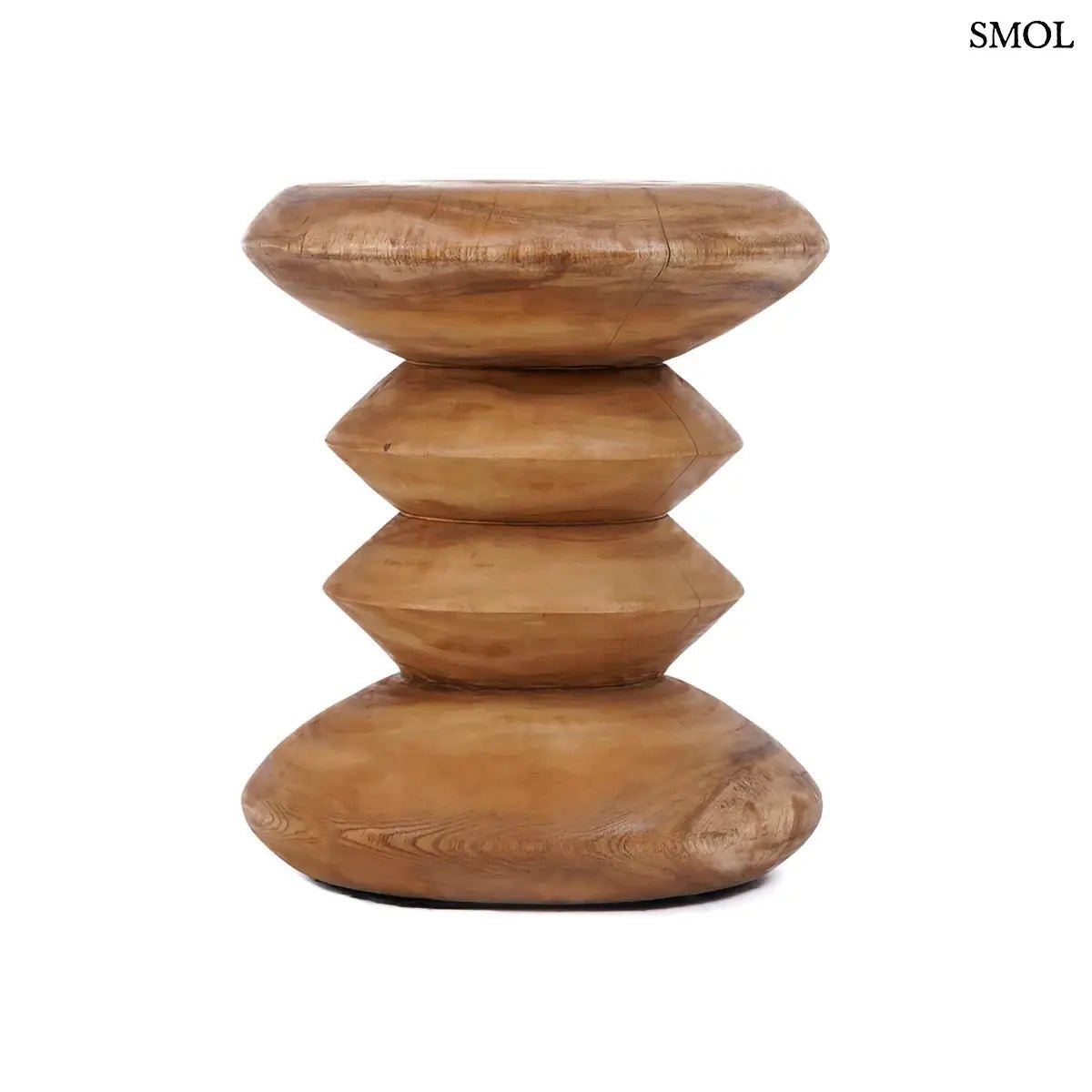 Hullámos formájú, kézzel készült tömör suar fa ülőke és lerakóasztal natúr színben, oldalról, fehér háttérrel