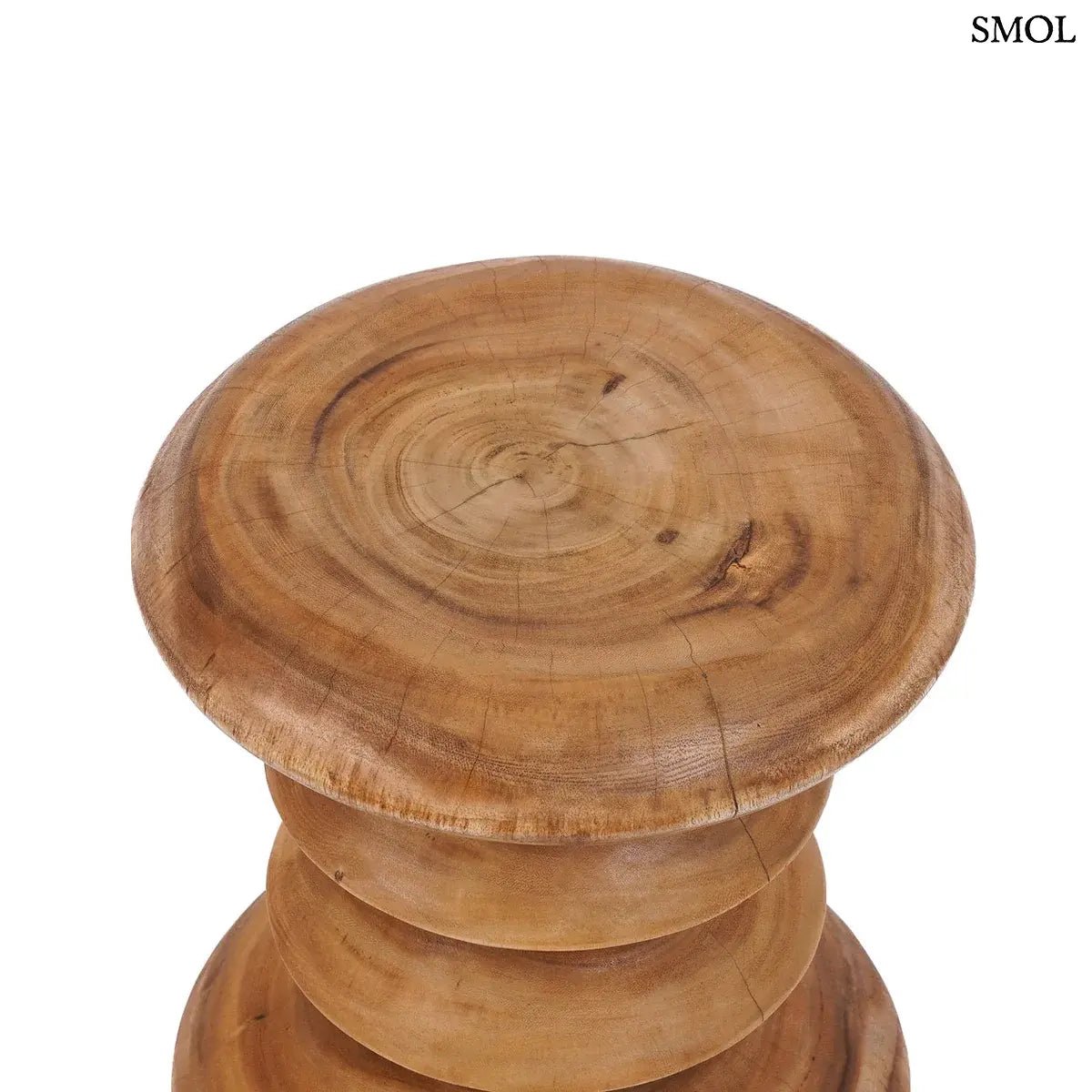 Hullámos formájú, kézzel készült tömör suar fa ülőke és lerakóasztal natúr színben, ferdén