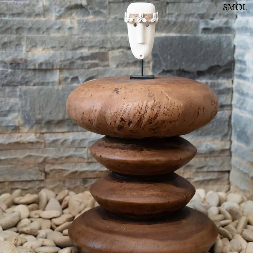 Hullámos formájú, kézzel készült tömör suar fa ülőke és lerakóasztal natúr színben, szoborral