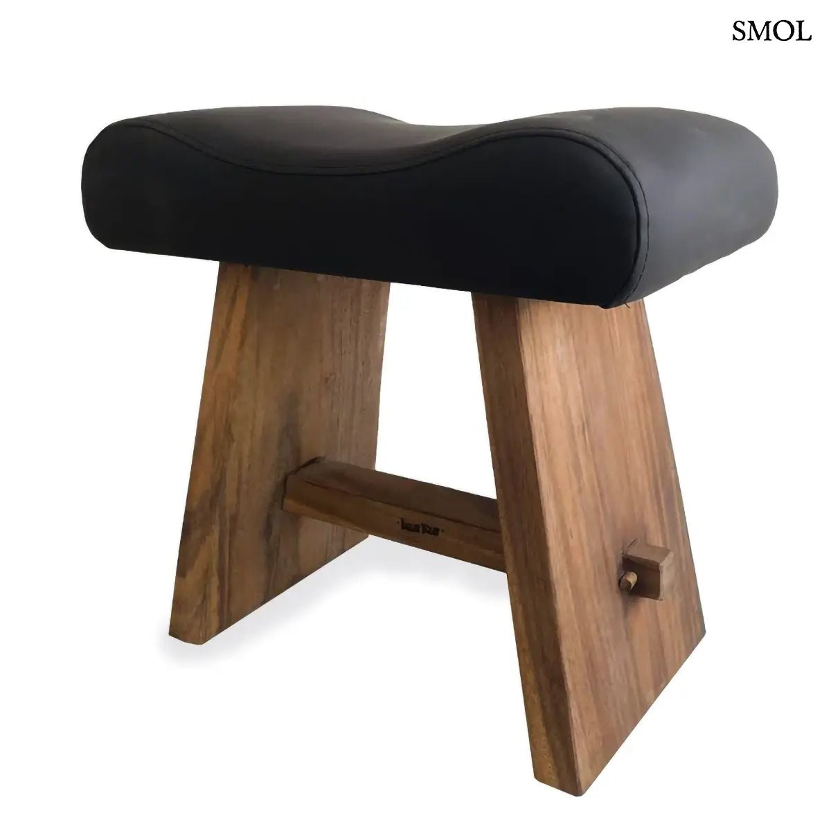 Rusztikus Suar fa ülőke fekete bőrüléssel és trópusi keményfa lábakkal modern, natúr stílusban, fehér háttérrel